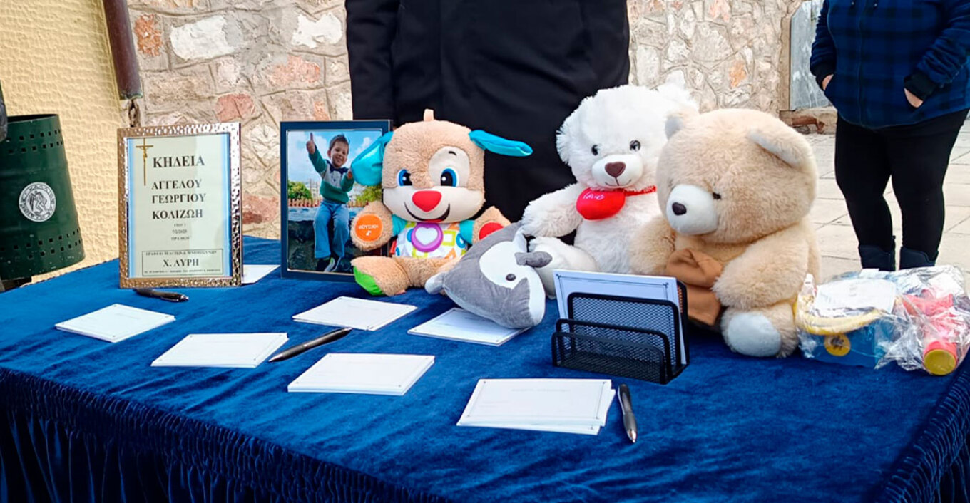 Καλλιθέα: Θρήνος στην κηδεία του 3χρονου Άγγελου – «Δεν είσαι μόνος σου» φώναζαν