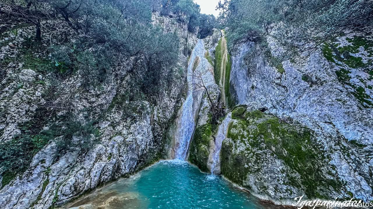 Κεφαλονιά: Οι Καταράκτες της Γραδού «χωμένοι» σε ένα πανέμορφο καταπράσινο τοπίο! [βίντεο]