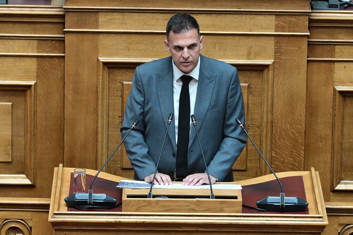 Κωνσταντινόπουλος: Ορθώς έπραξε η Αδειλίνη – Συμπολιτευόμενη αντιπολίτευση δεν νοείται, απαντά ο Καραμέρος