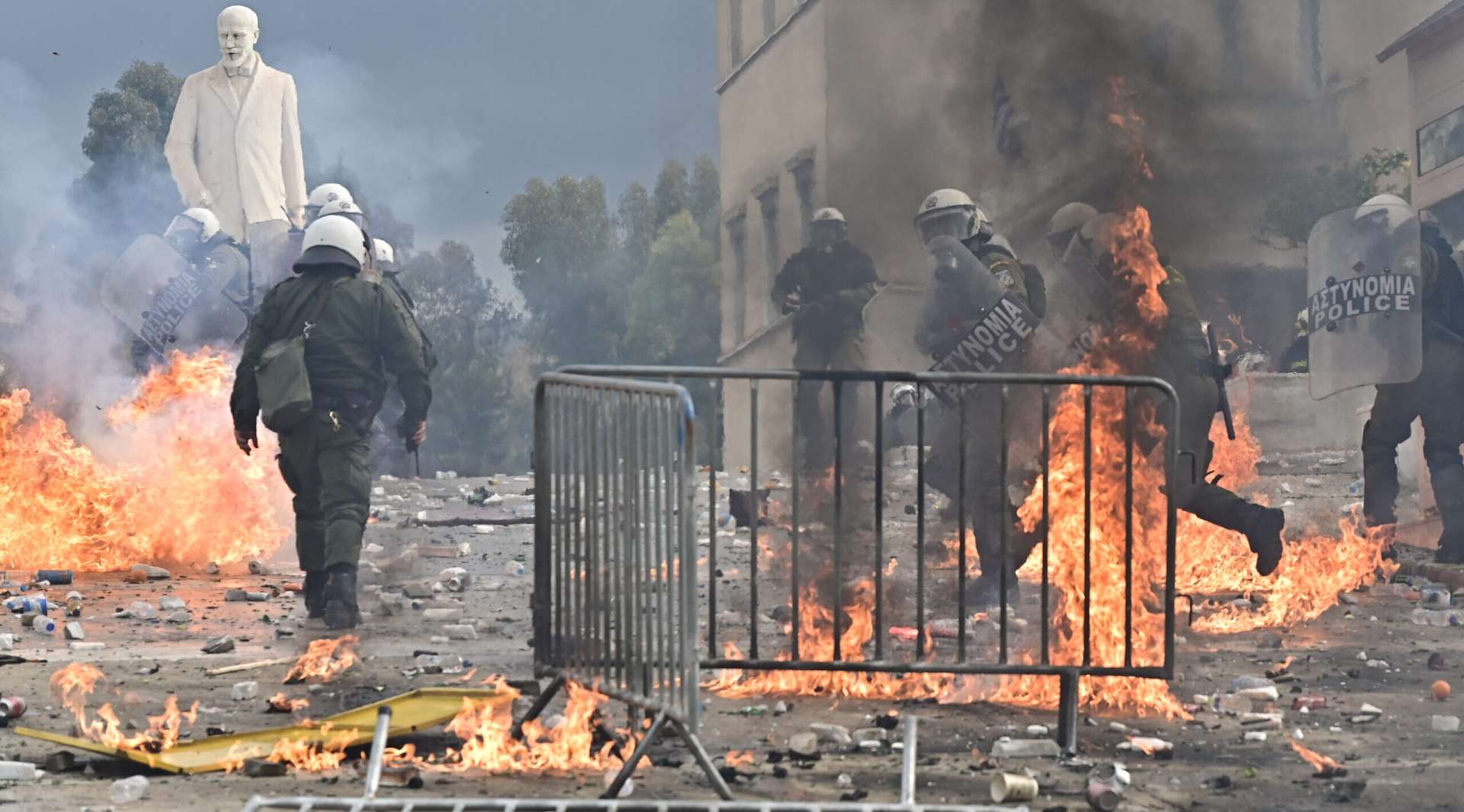 Live: Επεισόδια σε Αθήνα και Θεσσαλονίκη – Μολότοφ στο προαύλιο της Βουλής μετά το συλλαλητήριο