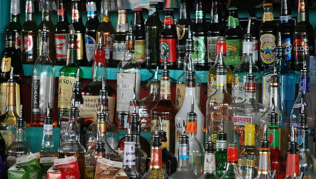 Με τη συνδρομή της ΕΛΑΣ η απαγόρευση πώλησης αλκοόλ και τσιγάρων σε ανηλίκους