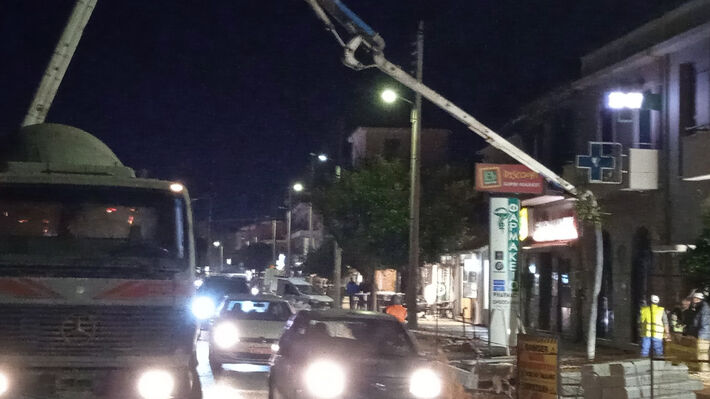 Μέσα στο σκοτάδι και πάνω από τα κεφάλια οδηγών έριχναν μπετόν σε δημοτικό έργο (ΦΩΤΟ) 902