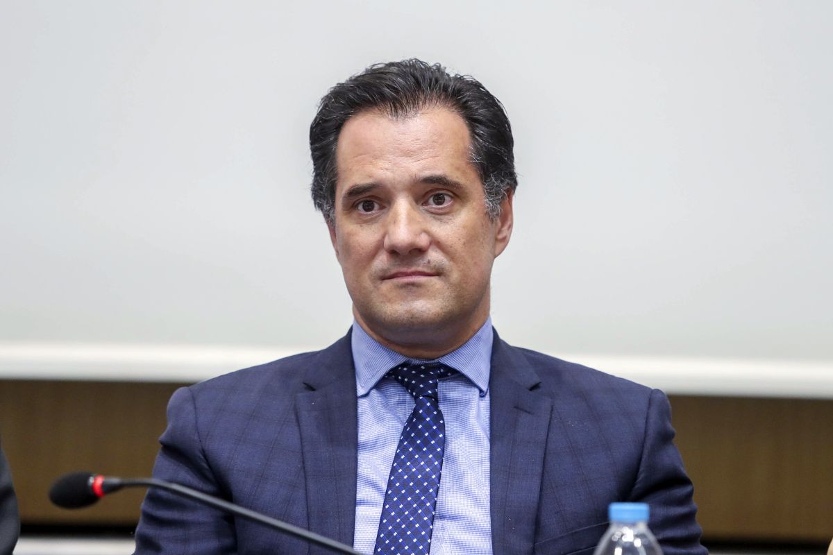 Ο Άδωνις απαντάει στον Βελόπουλο για τις αεροδιακομιδές