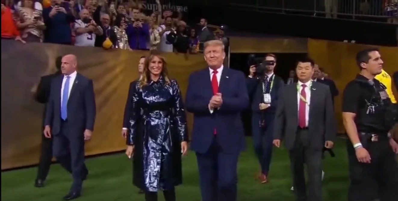 Ο Ντ. Τραμπ χλευάζει την Τ