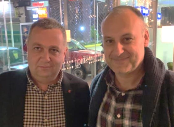 Παρέχουμε υπηρεσίες όπως λέει και ένας επτανησιακός στίχος με « μπιστόλα καλαμένια και βέργινο σπαθί»