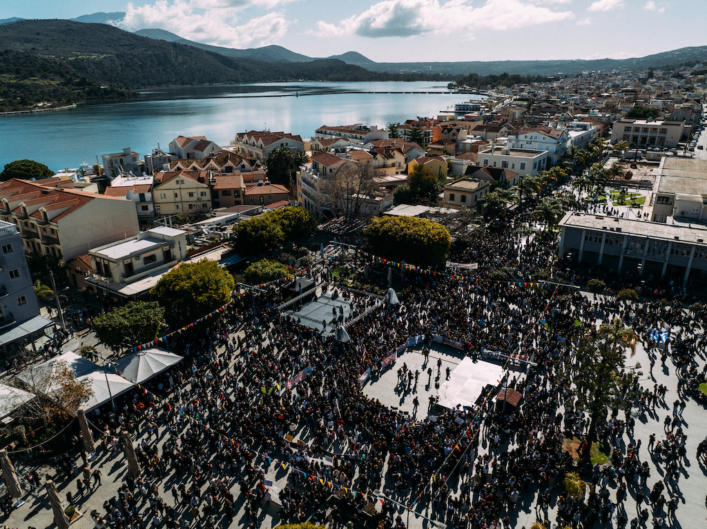 Πρωτοφανής διαδήλωση για τα Τέμπη στο Αργοστόλι – Η μεγαλύτερη από τη Μεταπολίτευση στην Κεφαλονιά [εικόνες + βίντεο]