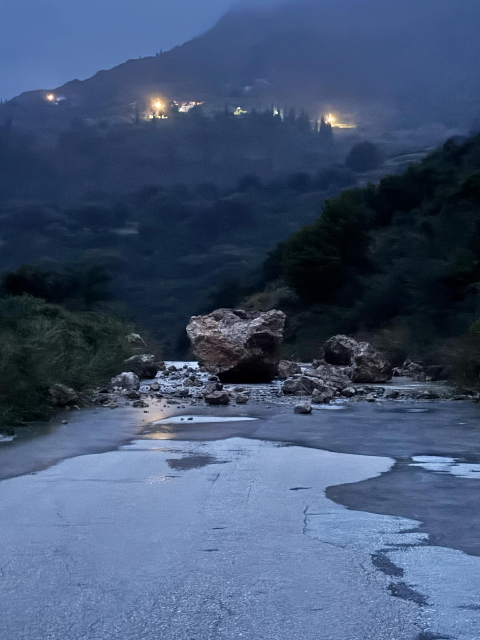 Προβλήματα στο οδικό δίκτυο του νησιού – Κατολισθήσεις και ζημιές από την κακοκαιρία