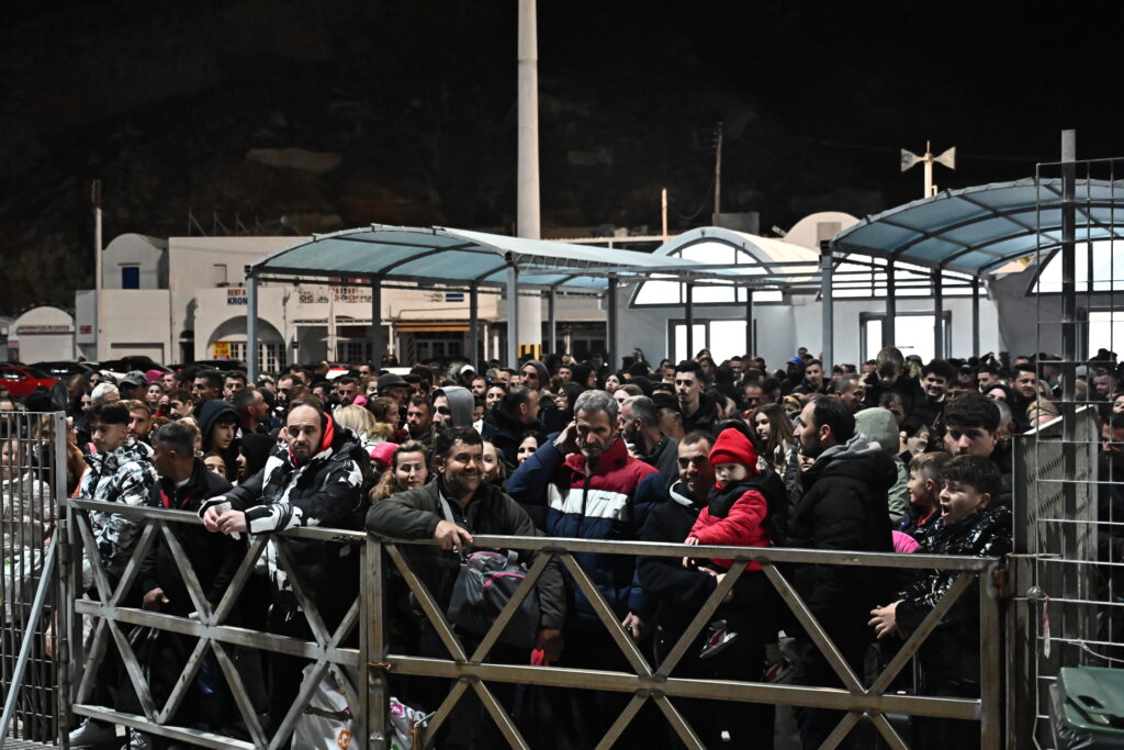 Σαντορίνη: Κύμα φυγής λόγω των σεισμών, μέχρι αργά το βράδυ αναχωρούσαν δρομολόγια πλοίων – Νέες πτήσεις προς Αθήνα