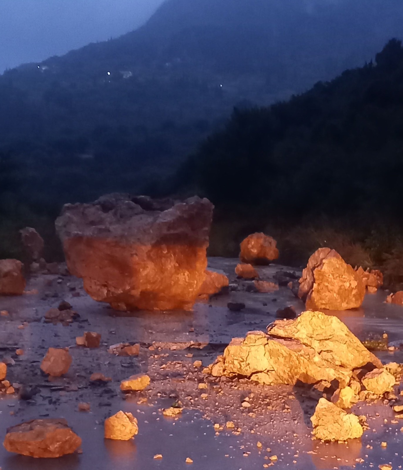 Σοβαρά προβλήματα από την κακοκαιρία: Κλειστοί δρόμοι και κίνδυνος υπερχείλισης στον Πόρο [εικόνες +βίντεο]