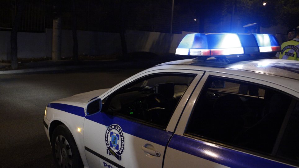 Άγρια επίθεση δέχτηκαν χτες βράδυ παρέα ανηλίκων στο κέντρο της Κηφισιάς από ομάδα κουκουλοφόρων – Ένας 17χρονος στο νοσοκομείο