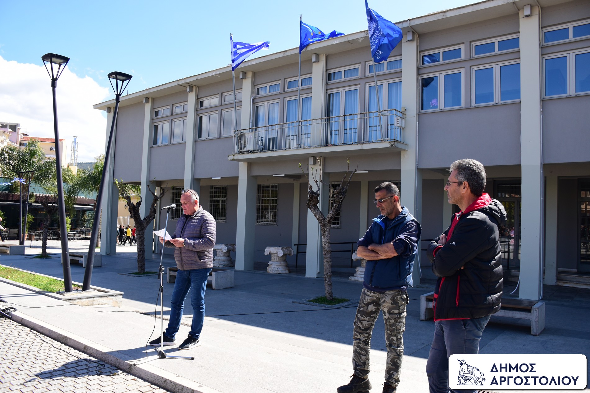 Αίτημα για μονιμοποιήσεις και χρηματοδότηση: Στους δρόμους οι δημοτικοί υπάλληλοι στο Αργοστόλι [εικόνες]
