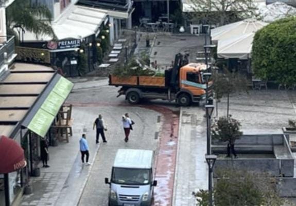 Ανεξέλεγκτο κλάδεμα στην Πλατεία Αργοστολίου: Πού είναι ο Δήμος; [εικόνες]