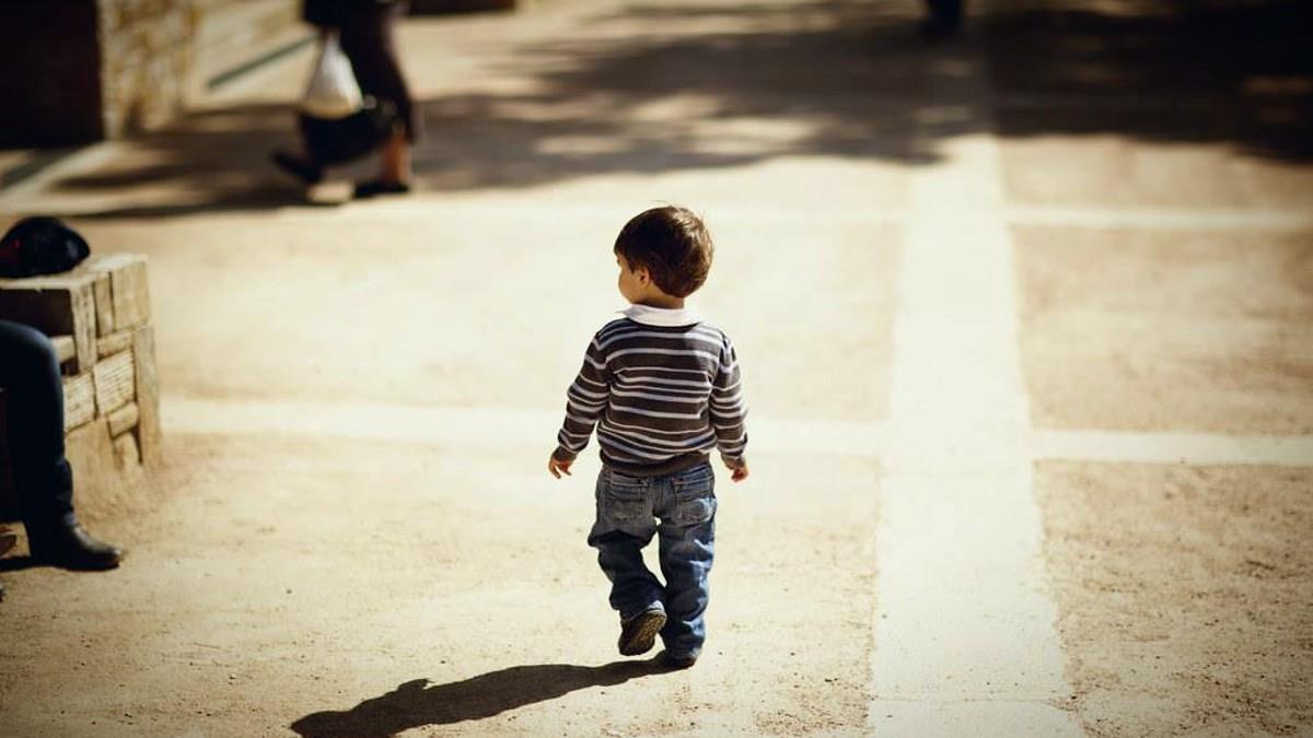 Χανιά: Αστυνομικοί βρήκαν 7χρονο να περιπλανιέται μόνος στους δρόμους – Χειροπέδες στον πατέρα του