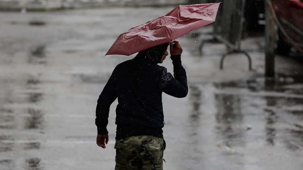 Έκτακτο δελτίο επιδείνωσης καιρού – Πού αναμένονται ισχυρές βροχές και καταιγίδες από Δευτέρα
