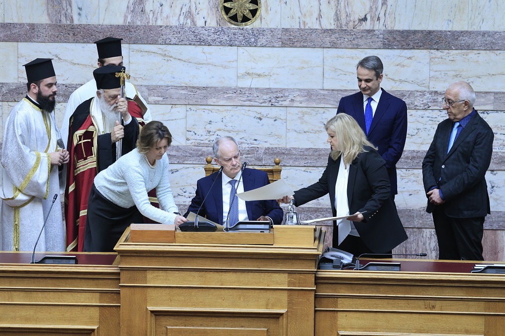 Κωνσταντίνος Τασούλας: Ο όρκος στο Σύνταγμα και οι υπογραφές σε τέσσερις παπύρους – Δείτε βίντεο με το τελετουργικό