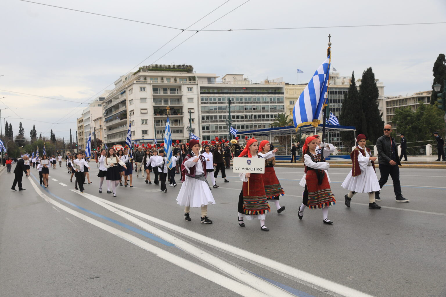 Μαθητική παρέλαση 25ης Μαρτίου: Με χαμόγελα, παραδοσιακές στολές και τη γαλανόλευκη στο Σύνταγμα – Δείτε βίντεο και φωτογραφίες