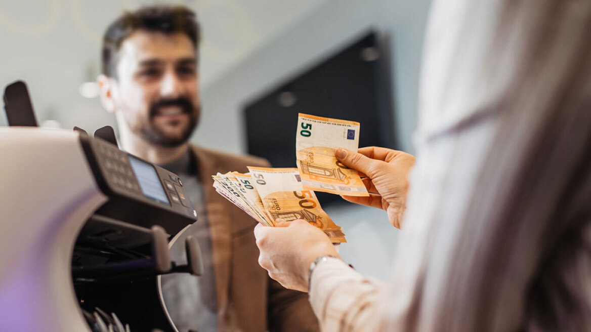 Σε προπληρωμένη κάρτα θα καταβάλλονται από 15 Μαρτίου όλα τα επιδόματα ΔΥΠΑ και ΟΠΕΚΑ – Αναλυτικά η διαδικασία, τι πρέπει να γνωρίζουν οι ενδιαφερόμενοι