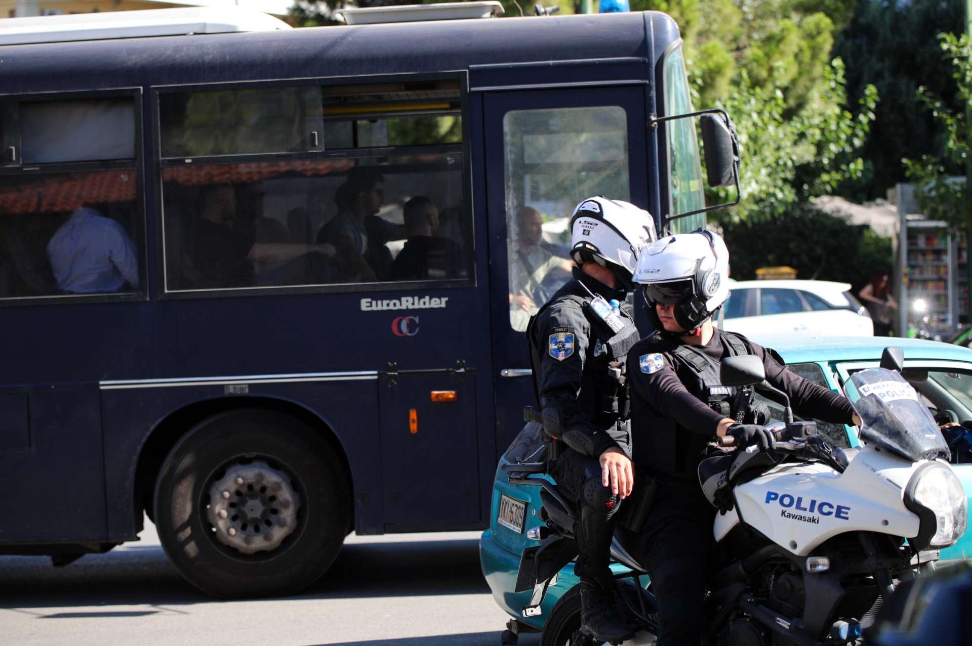 Συμπλοκή μεταξύ οπαδών της ΑΕΚ και του ΠΑΟΚ στην Εθνική Οδό