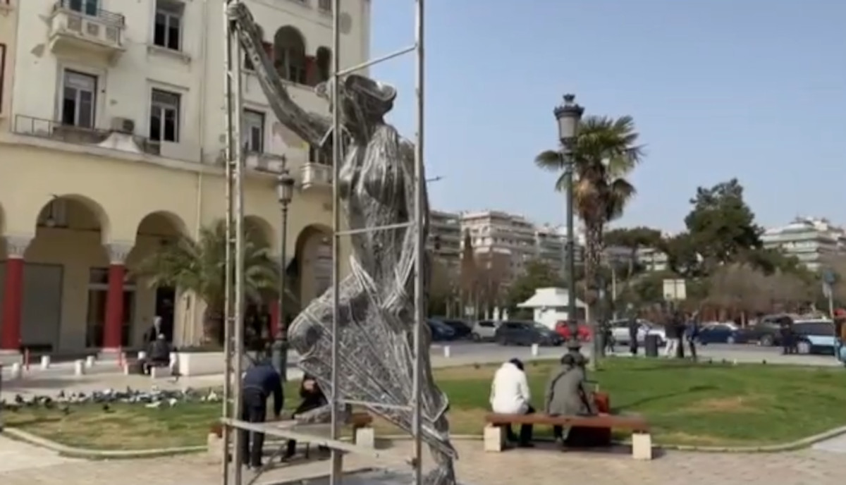 Θεσσαλονίκη: Αντιδράσεις στα Social Media για το γλυπτό «Γυναίκα σε λεωφορείο»