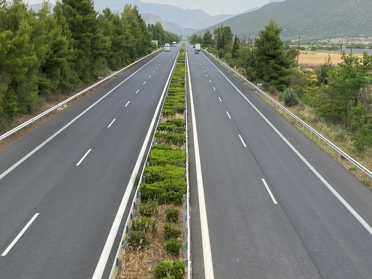 Τον Ιούλιο παραδίδεται το πρώτο και μεγαλύτερο τμήμα της Πατρών –Πύργου και τον Νοέμβριο το δεύτερο