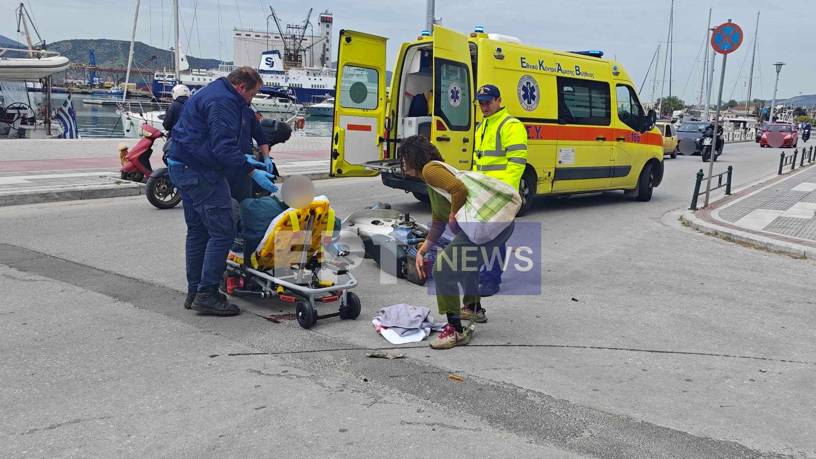 Αυτοκίνητο παρέσυρε οδηγό δικύκλου στο λιμάνι του Βόλου – Μεταφέρθηκε στο νοσοκομείο (βίντεο)