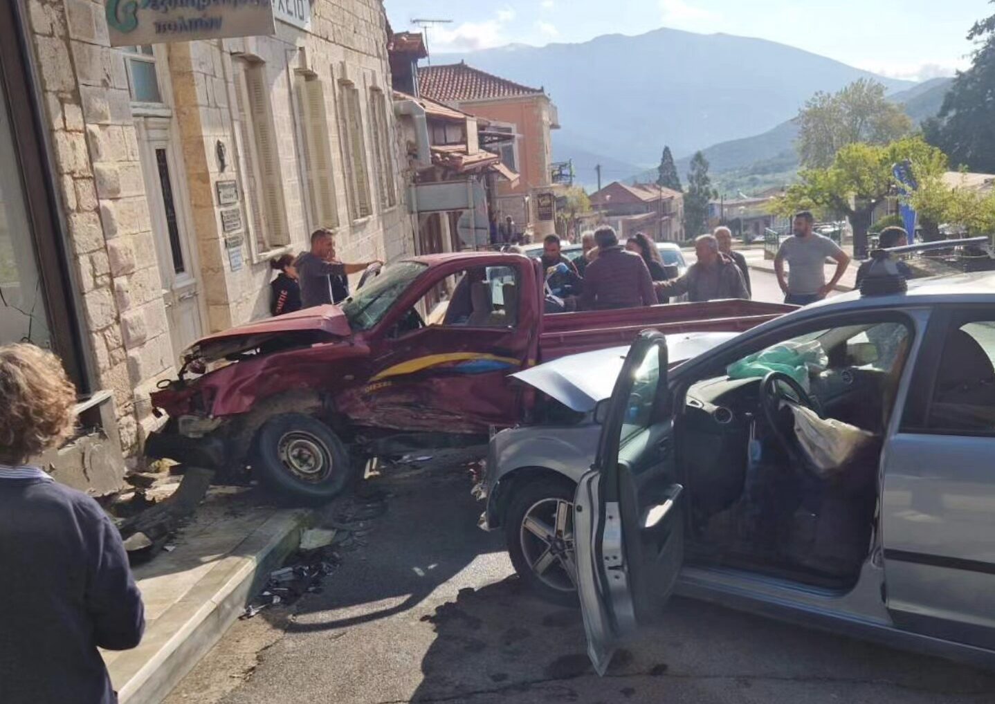 Αρκαδία: Νεκρή γυναίκα σε σοκαριστικό τροχαίο στο Λεβίδι – Από θαύμα δεν υπήρξαν κι άλλα θύματα (βίντεο)