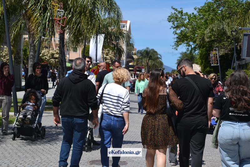 Εορταστική ατμόσφαιρα στο Αργοστόλι το πρωί του Μεγάλου Σαββάτου [εικόνες +βίντεο]