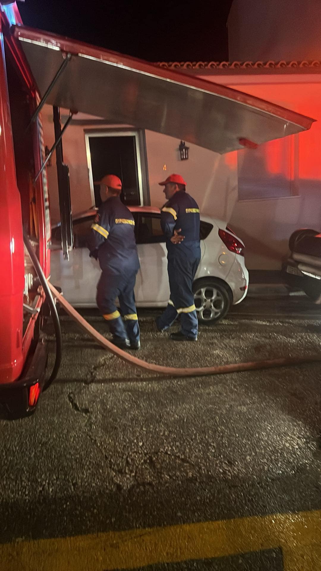 Φωτιά σε κατοικία απέναντι από τη Μητρόπολη – Άμεση επέμβαση της Πυροσβεστικής [εικόνες]