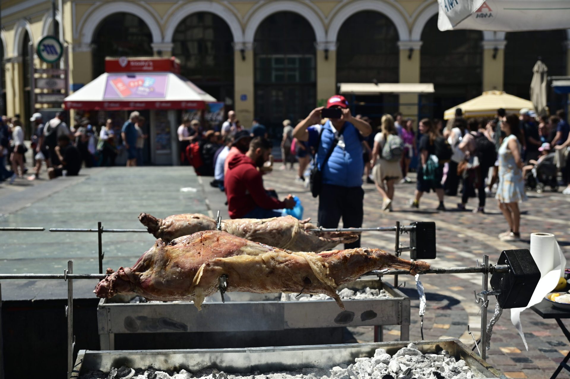 Η Ελλάδα γιορτάζει το Πάσχα με ψήσιμο του οβελία σε κάθε άκρη της χώρας – Γλέντια τσούγκρισμα αυγών και χοροί