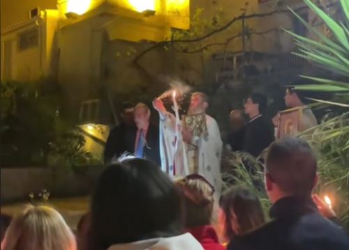 Κεφαλονιά: Ιερέας άναψε δυναμιτάκι με το Άγιο Φως την Ανάσταση –Το βίντεο που κάνει τον γύρο του διαδικτύου