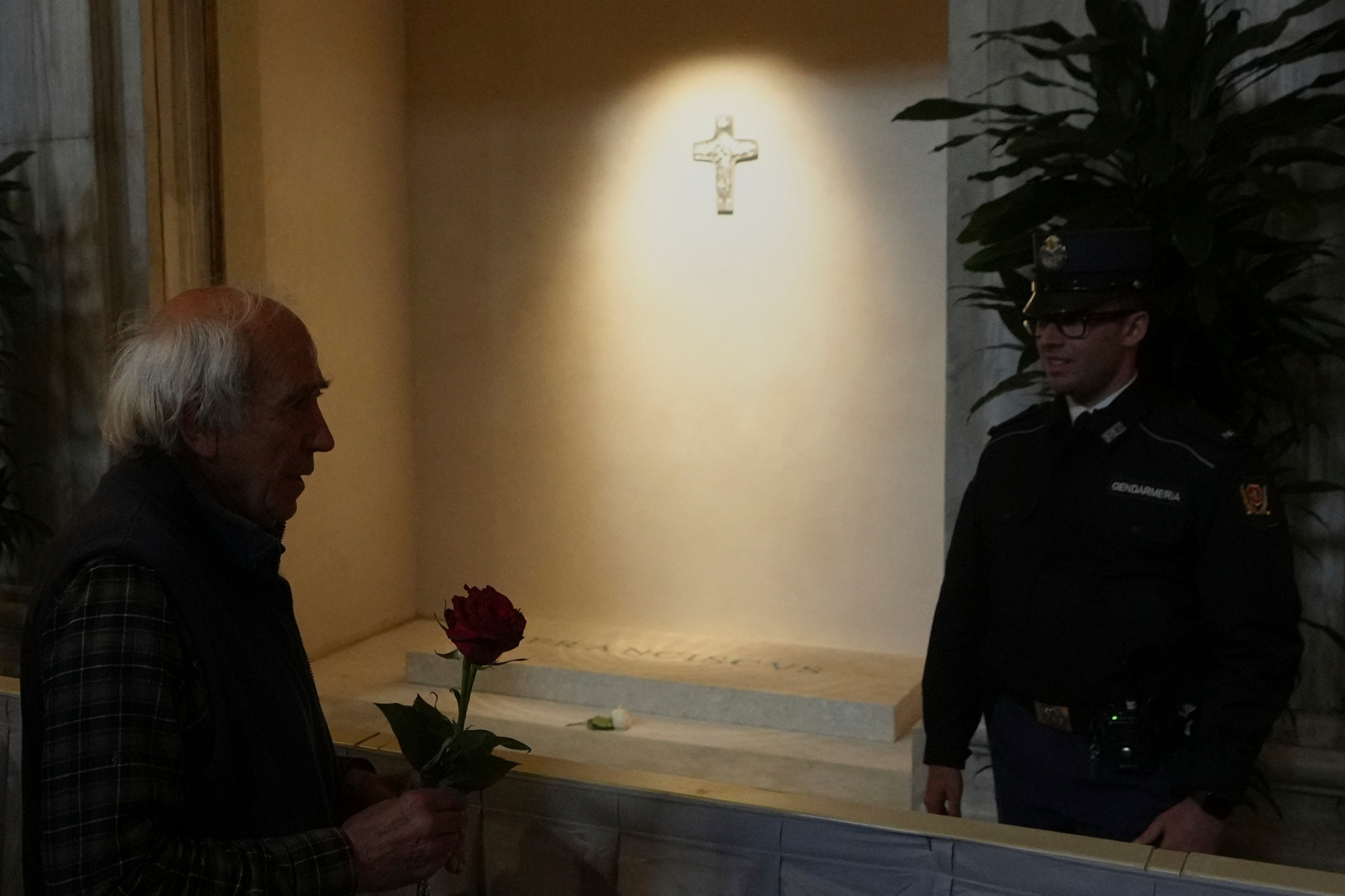 Πάπας Φραγκίσκος: Εικόνες από τον τάφο του όπου συρρέουν χιλιάδες πιστοί [εικόνες]