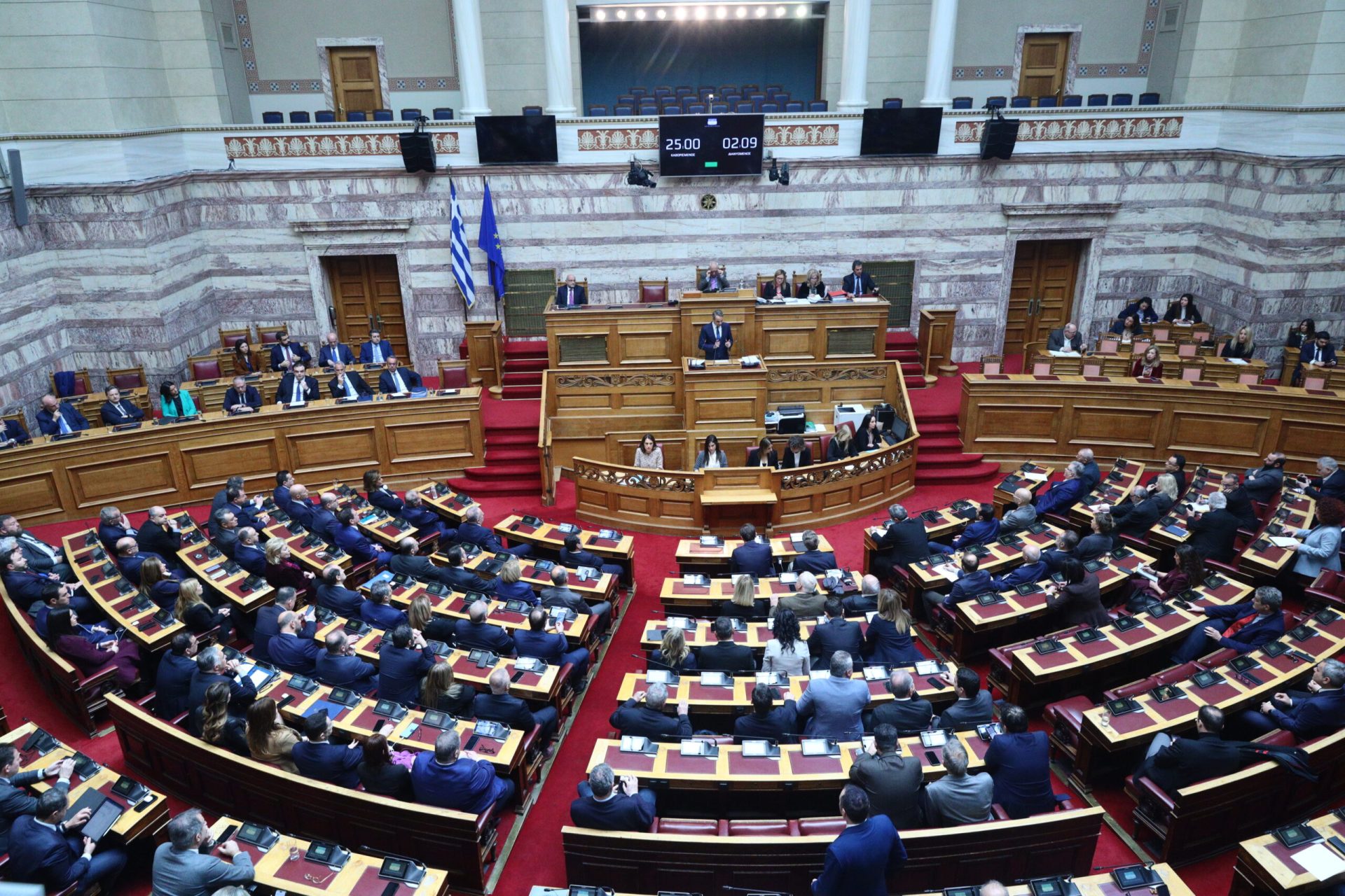 Σφοδρή πολιτική αντιπαράθεση κυβέρνησης και αντιπολίτευσης για την οικονομία και την καθημερινότητα των πολιτών