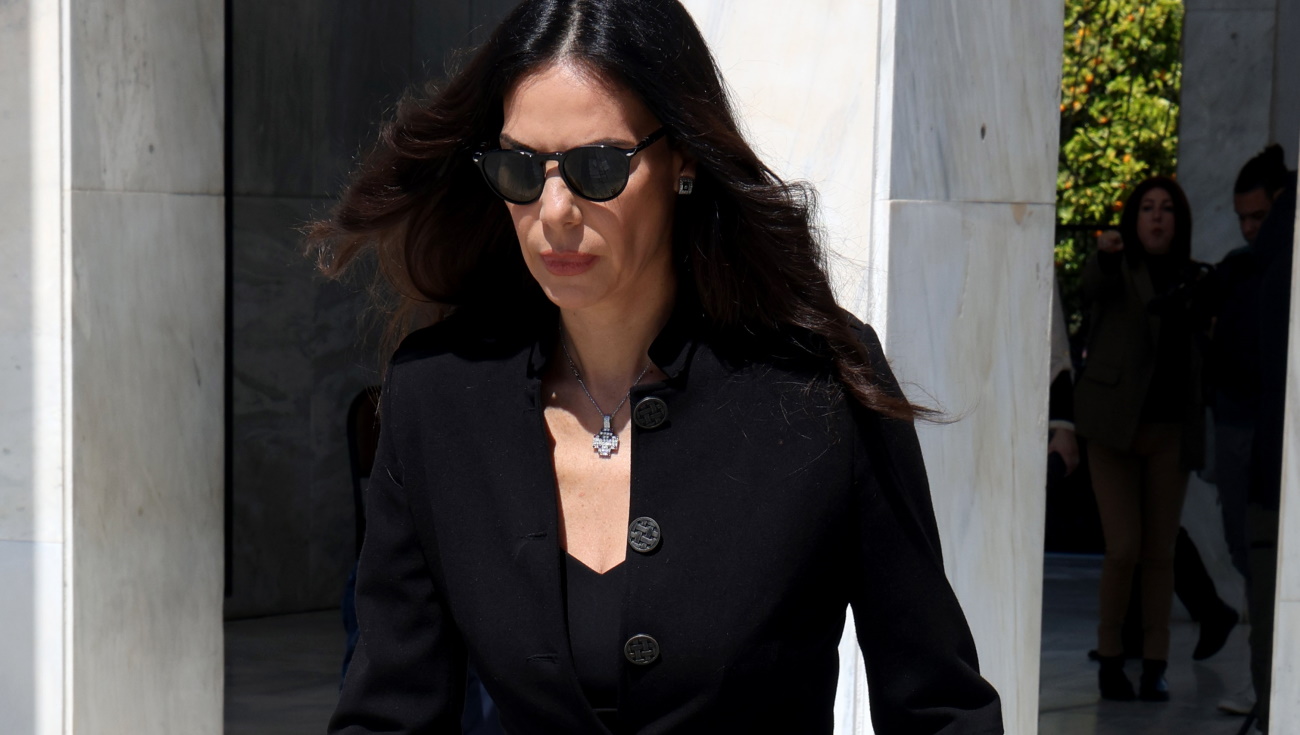 Συγκινεί η Εύη Βατίδου: «Σε αυτή τη σιγή η σκέψη τρέχει σε όσους λείπουν»