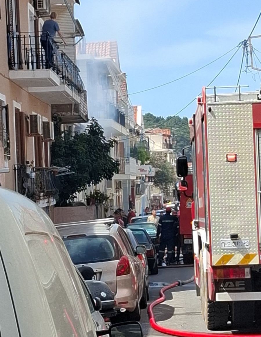 Συναγερμός στο Αργοστόλι: Μεγάλη πυρκαγιά σε κατοικία – Δύο άτομα στο Νοσοκομείο [εικόνες]
