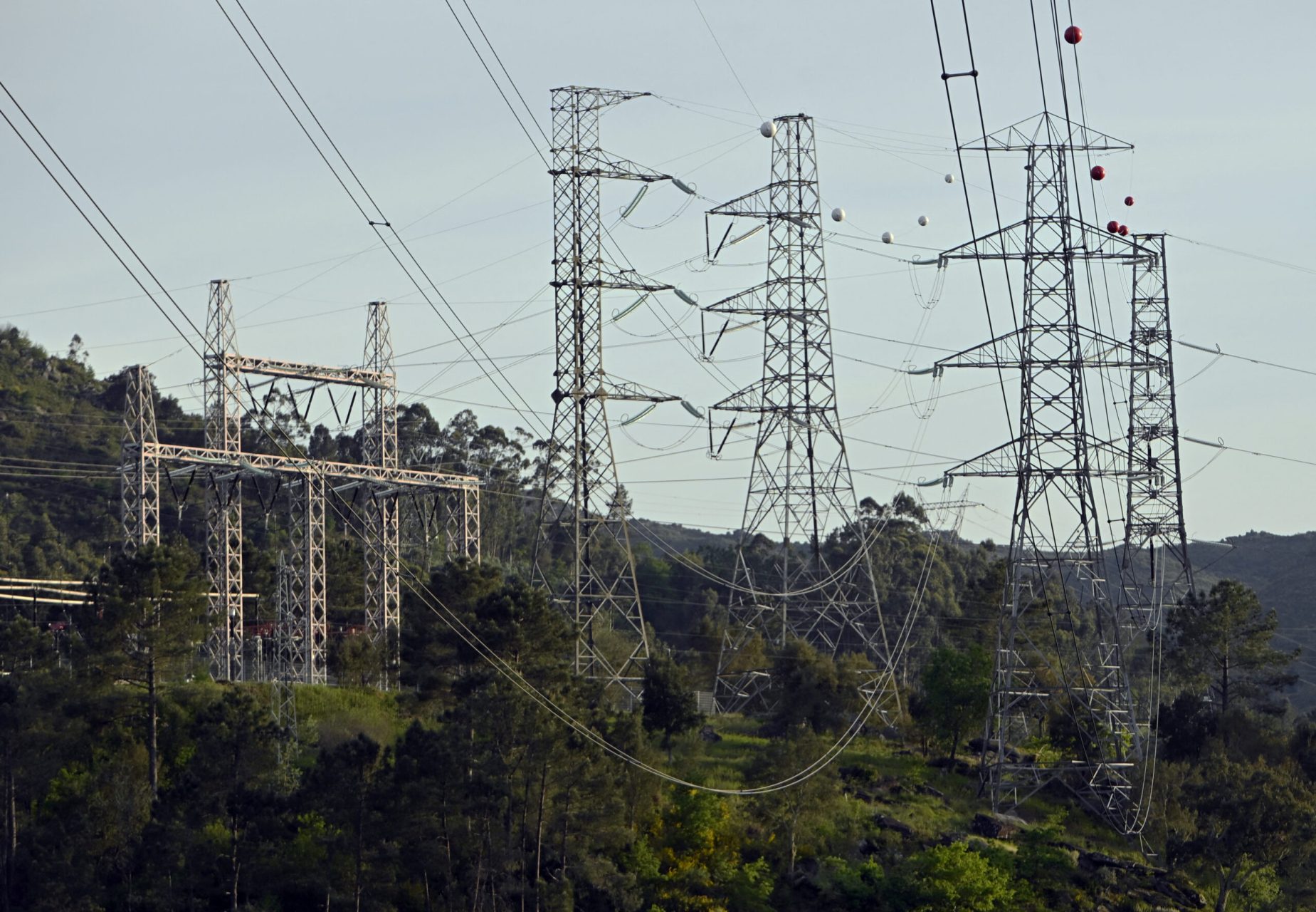 Συνεχίζονται οι έρευνες για το Blackout στην Ιβηρική: Το ασταθές δίκτυο και η συντήρηση των γεννητριών