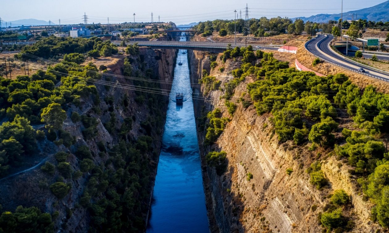 Θρίλερ στον Ισθμό της Κορίνθου: Εντοπίστηκε να επιπλέει σορός γυναίκας