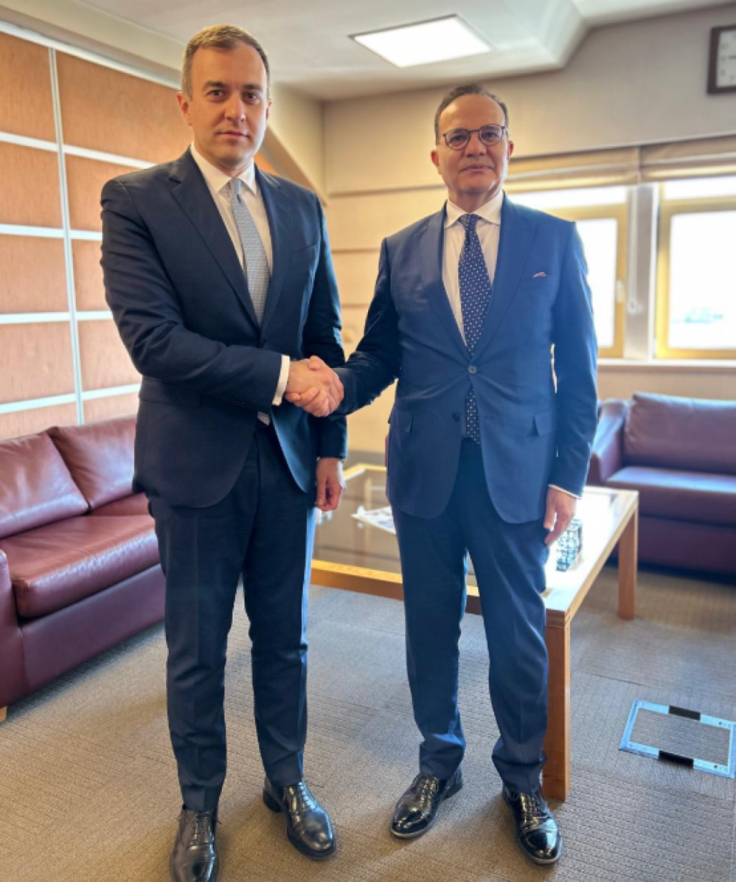 Στιγμιότυπο από τη συνάντηση του κ. Χατζηβασιλείου με τον Τούρκο ομόλογό του, Κεμάλ Μποζάι, στο περιθώριο του forum