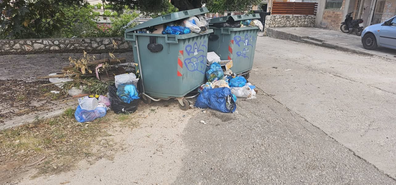 «Χολή» Στελλάτου για την κατάσταση στον Πόρο με σκουπίδια και μπάζα  Εικόνες σοκ!
