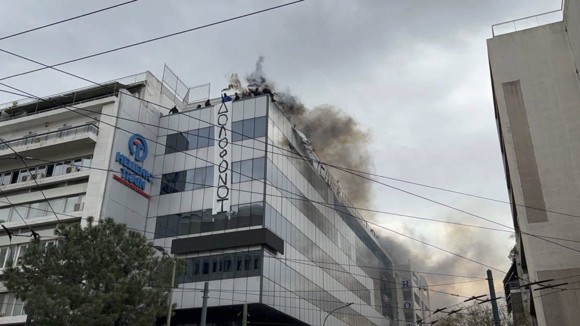 Ελεύθερα τα 25 μέλη του Ρουβίκωνα για το πανό στην ταράτσα της Hellenic Train