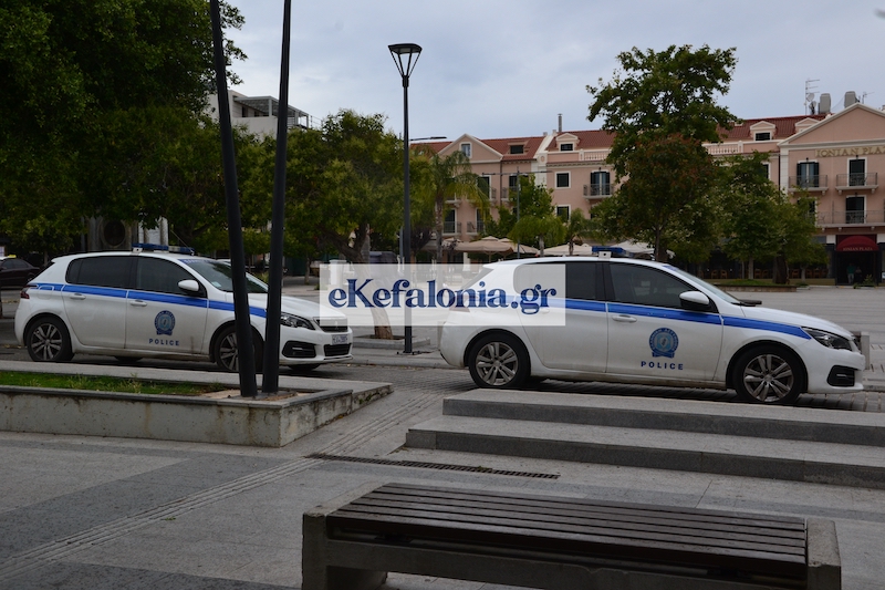 Κάτοικοι του Λουρδά «μπούκαραν» στο δημαρχείο Αργοστολίου –Καθιστική διαμαρτυρία στο γραφείο του Μιχαλάτου [εικόνες]