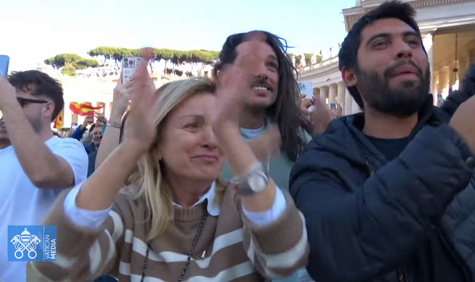 Λευκός καπνός: Εξελέγη νέος Πάπας  Δείτε Live