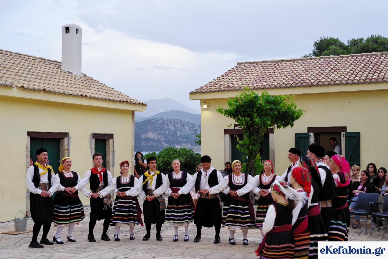 Μεγάλη επιτυχία σημείωσε η πρώτη μουσικοχορευτική εκδήλωση του Πολιτιστικού Λαογραφικού Συλλόγου «ΡΟΙΔΟ» [εικόνες]