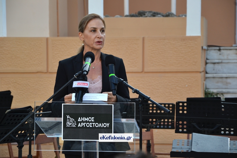 Σε κλίμα συγκίνησης τα αποκαλυπτήρια της προτομής του Μίκη Θεοδωράκη στο Αργοστόλι [εικόνες +βίντεο]
