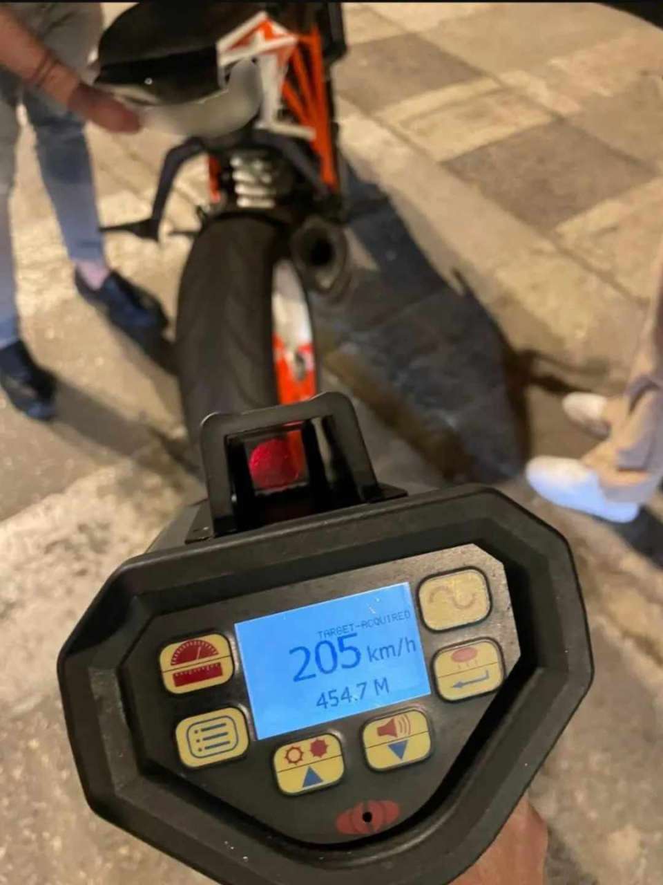Συνελήφθη οδηγός μηχανής που έτρεχε με 205 χλμ