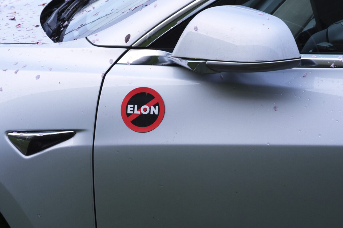 Tesla: Οι πωλήσεις στην Ευρώπη μειώθηκαν 52,6% τον Απρίλιο – Στην «αντεπίθεση» οι κινέζικες αυτοκινητοβιομηχανίες – Καθησυχαστικός ο Μασκ