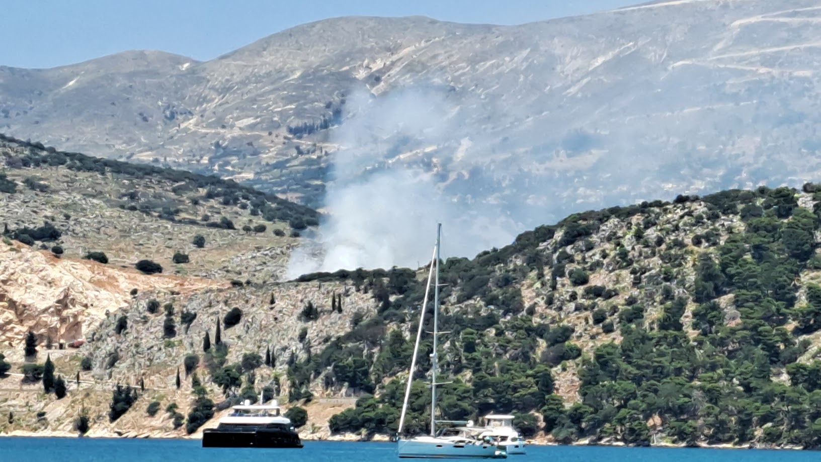 Απαράδεκτη εικόνα να εχει ντουμανιάσει το Αργοστόλι και τα χωρια και να μην εχει σβήσει ακόμη ωρα 16.00 μ.μ που ξεκίνησε απο το χάραμα σήμερα