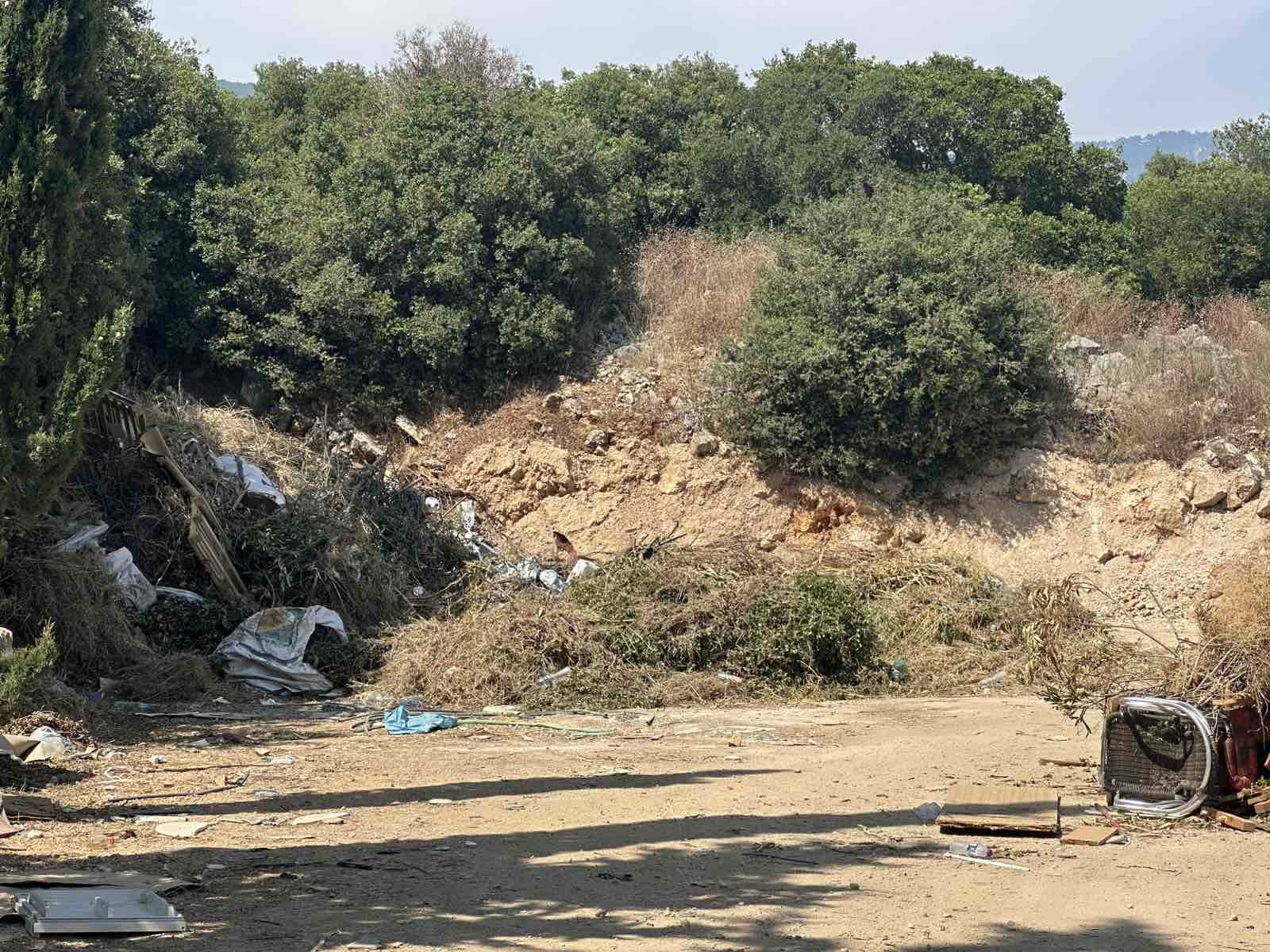 Χωματερή δίπλα στο γήπεδο, μέσα στον οικισμό, στο κέντρο της Λειβαθούς.