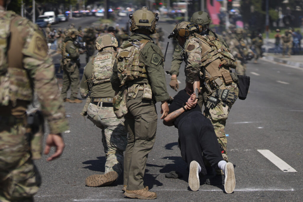 Eπεισόδια στο Λος Άντζελες: Ο Τραμπ επικαλείται ομοσπονδιακό νόμο για την ανάπτυξη στρατευμάτων – Αντίθετος ο κυβερνήτης της Καλιφόρνια