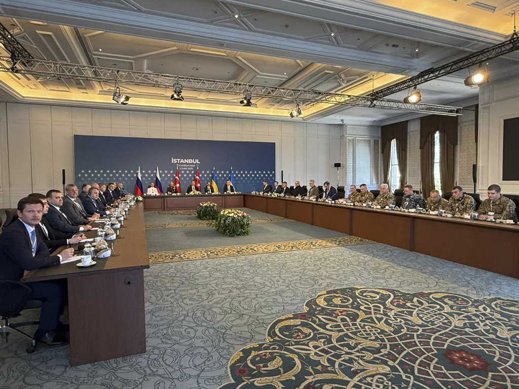 Κωνσταντινούπολη: Ξεκίνησαν με καθυστέρηση μιάμισης ώρας οι ειρηνευτικές συνομιλίες Ρωσίας – Ουκρανίας