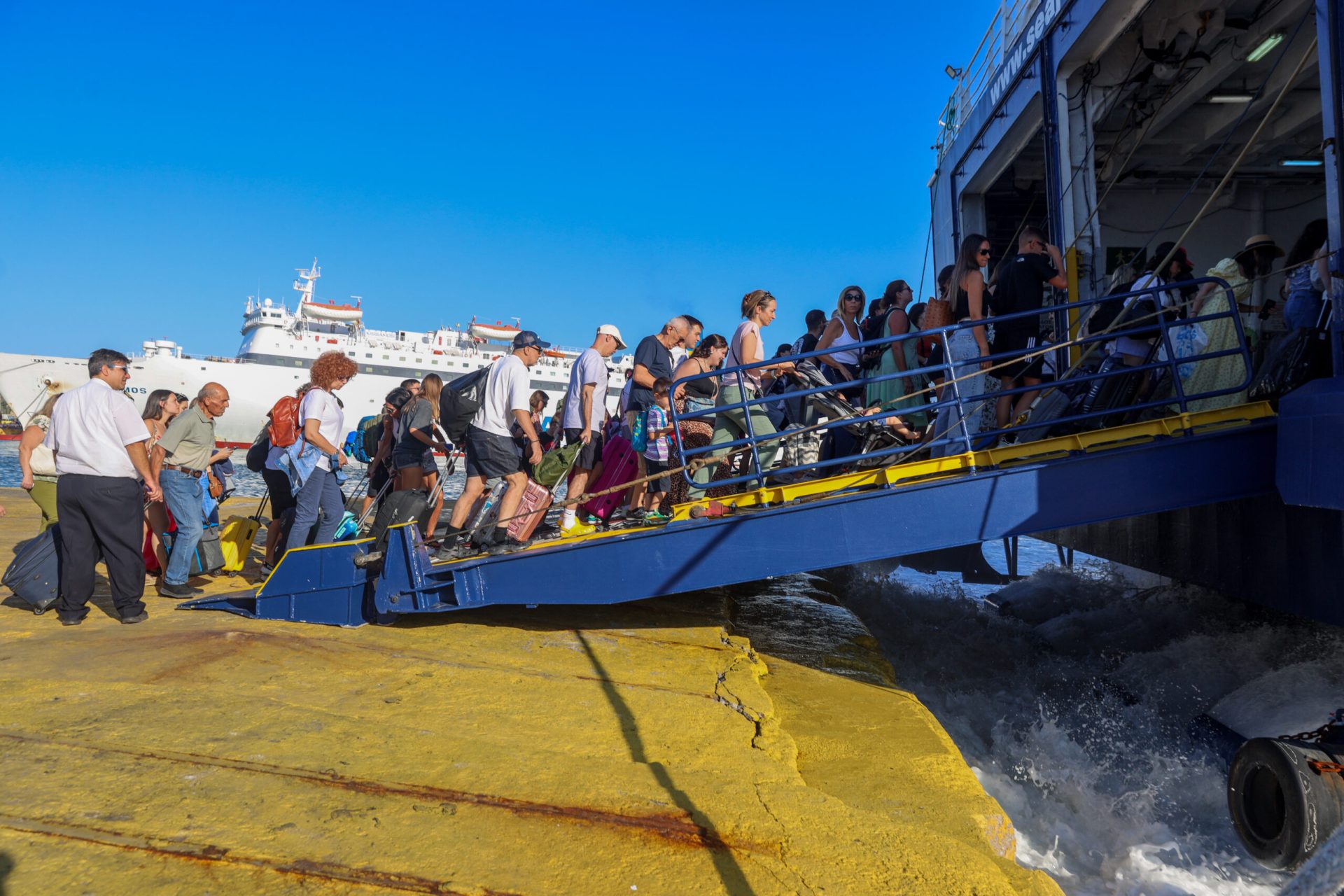 Μαζική έξοδος για το τριήμερο του Αγίου Πνεύματος: 21.700 επιβάτες έφυγαν χθες από το λιμάνια του Πειραιά – Ακόμα 13